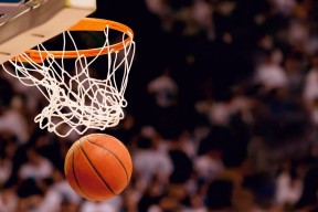 男子篮球强化脚步移动训练提高防守灵活性，篮球脚步移动技术