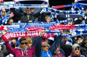 国足球迷助威活动现场火爆，足球球迷助威