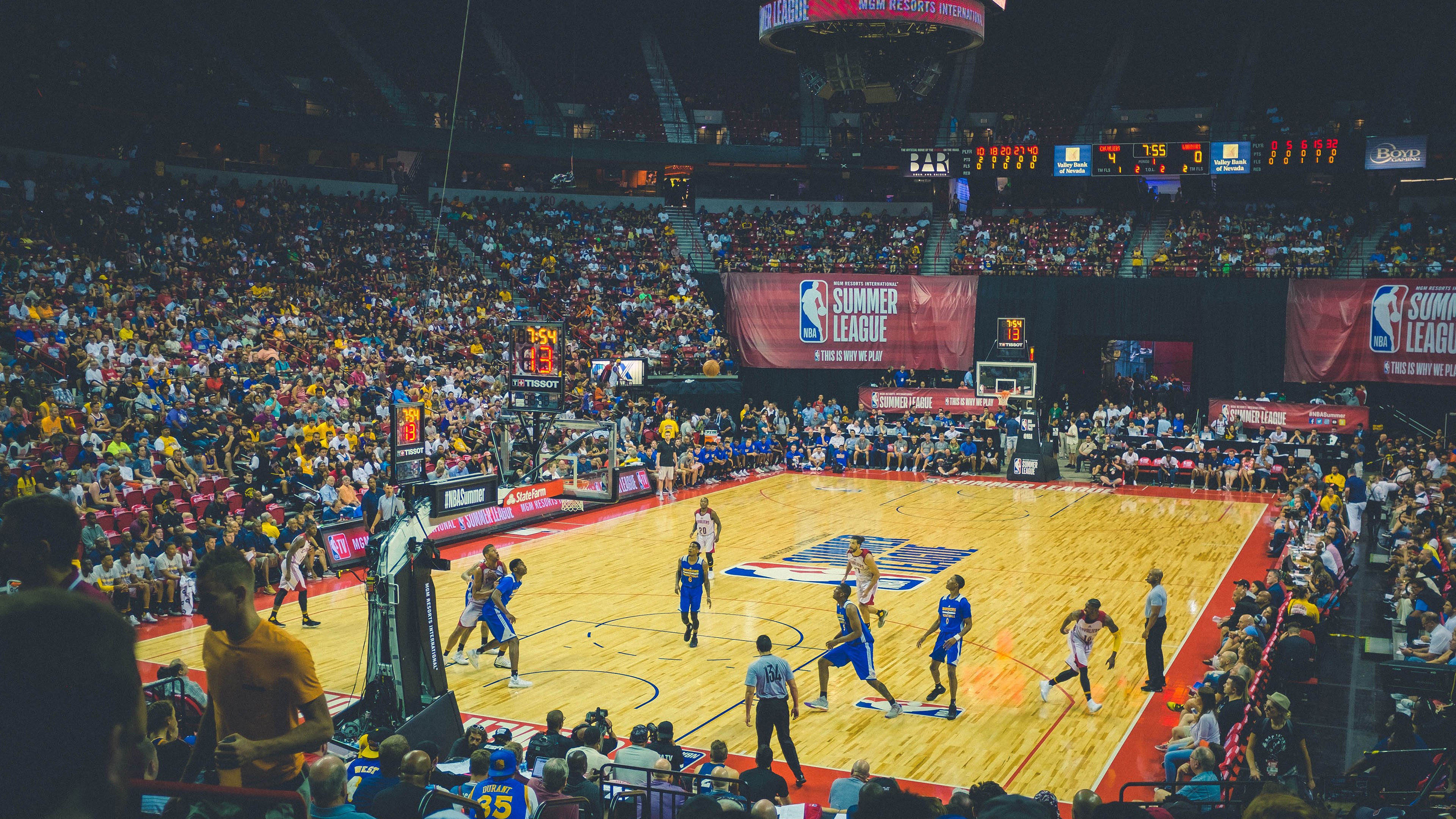 球迷的呐喊点燃中国篮球之夜，中国篮球之路在何方